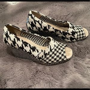 Toms Huge Herringbone Wedge size 6